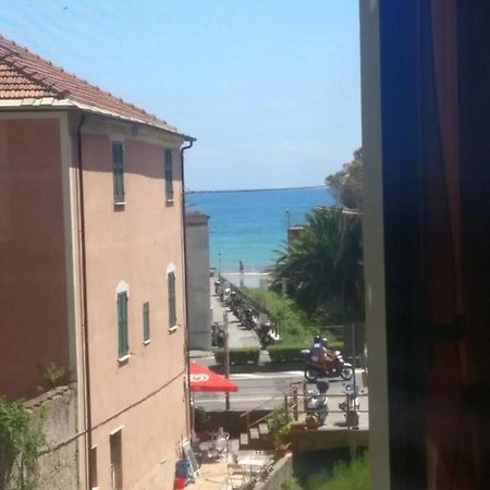 House Of Fly With Sea View, Front The Beach Savona Ngoại thất bức ảnh